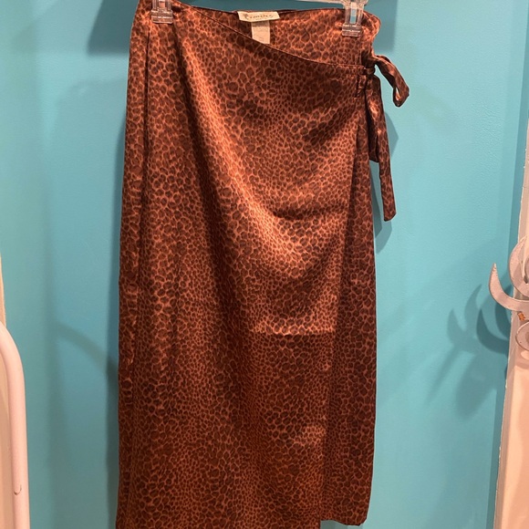 Women’s bronze color leopard skirt - Picture 2 of 3